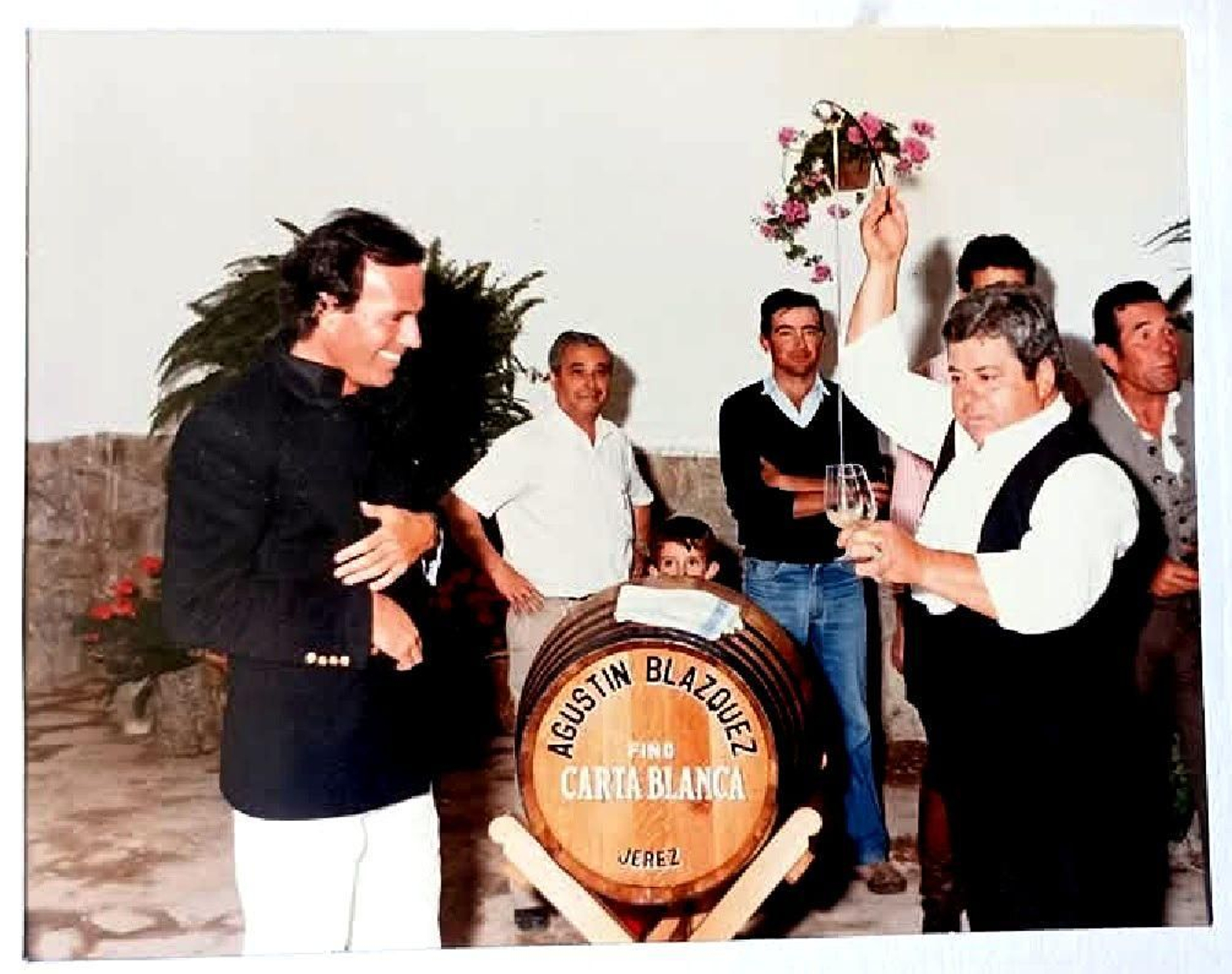 El venenciador Joaquín Eslava Lara ‘Barringola’ venencia a Julio Iglesias, 1987.