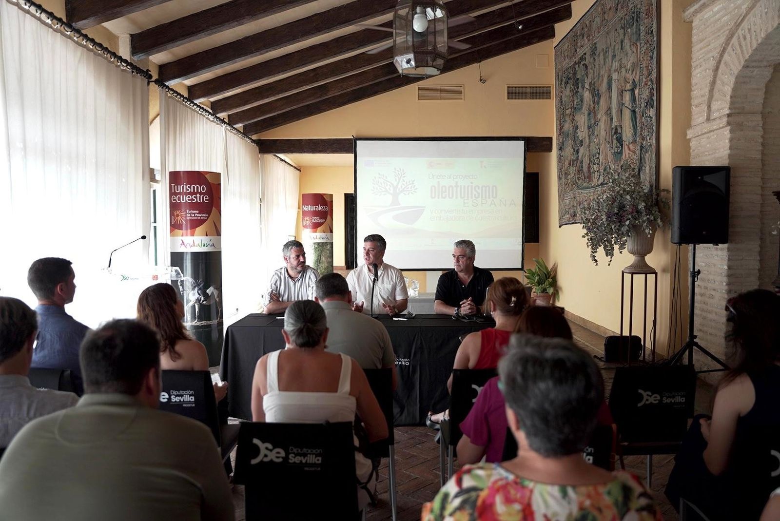 Un momento de la celebración de la Jornada de Oleoturismo en Fuentes de Andalucía.