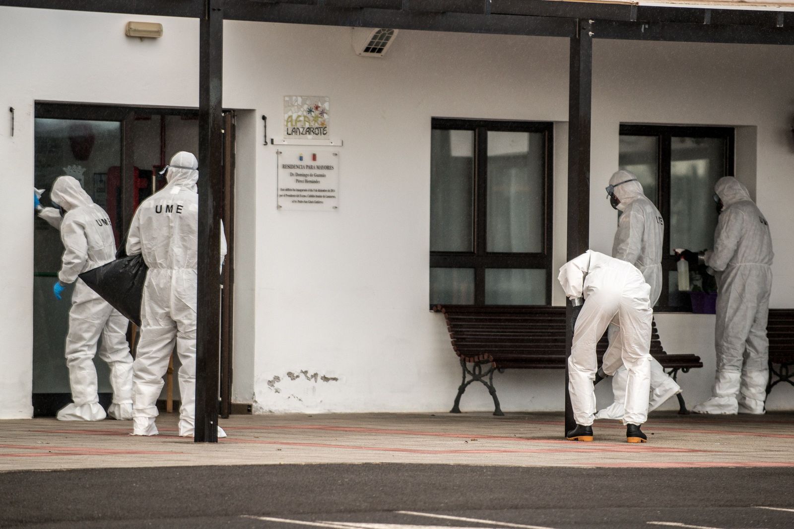 La UME desinfecta una residencia de mayores.