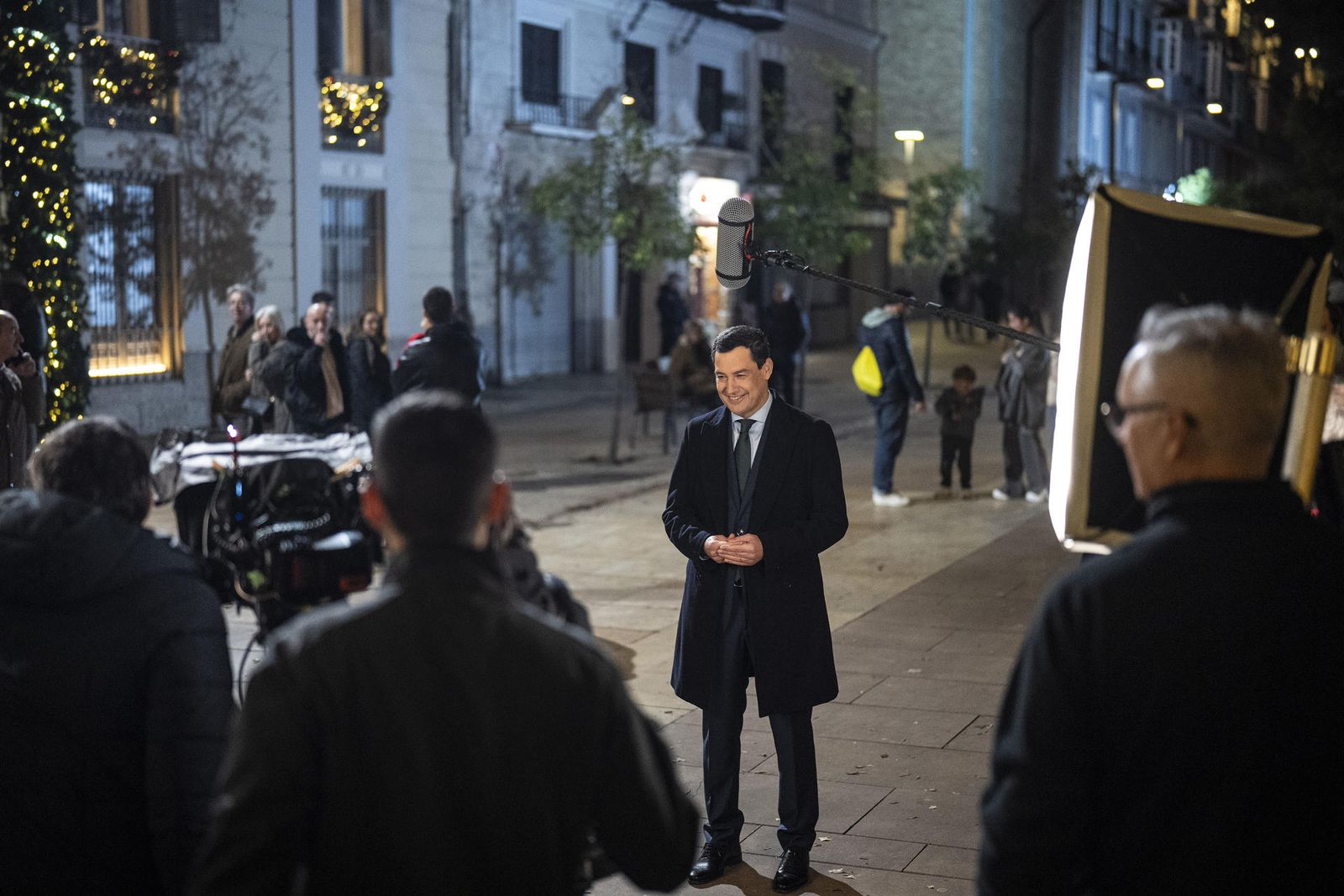 Juanma Moreno durante la grabación de su mensaje de fin de año 2026 en Málaga