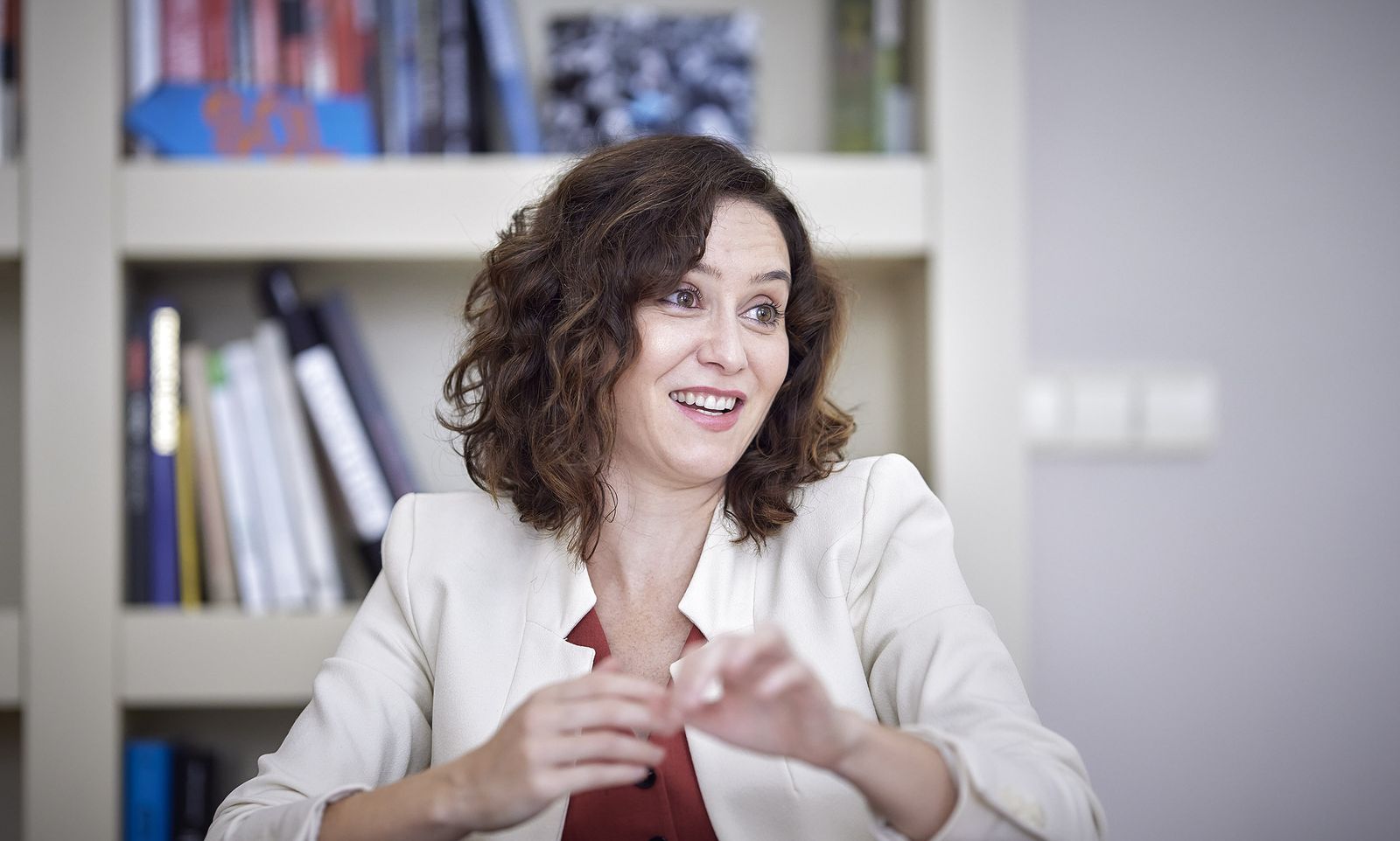 Todas las fotos de la entrevista a Ayuso