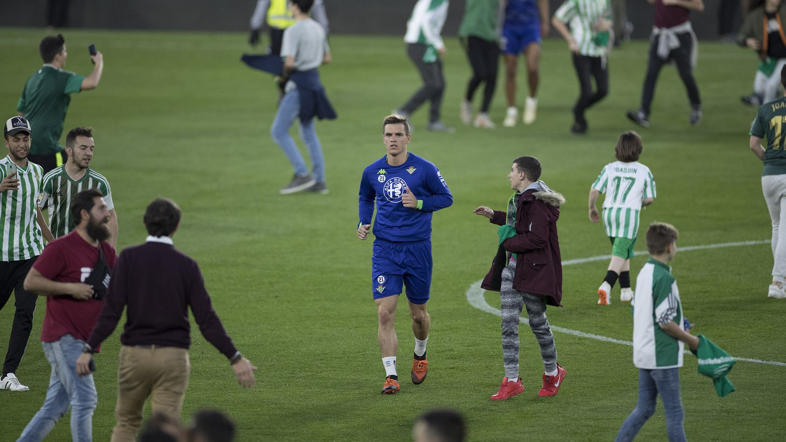 Un aficionado se dirige a Lo Celso al finalizar el entrenamiento.