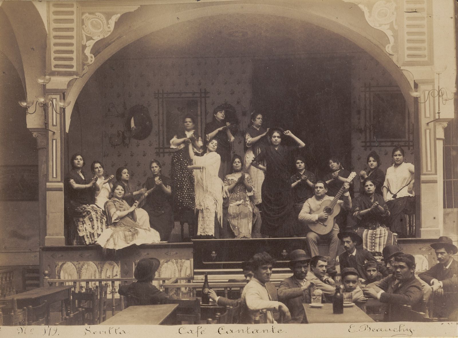 Imagen de unos de los cafés cantante de Sevilla.