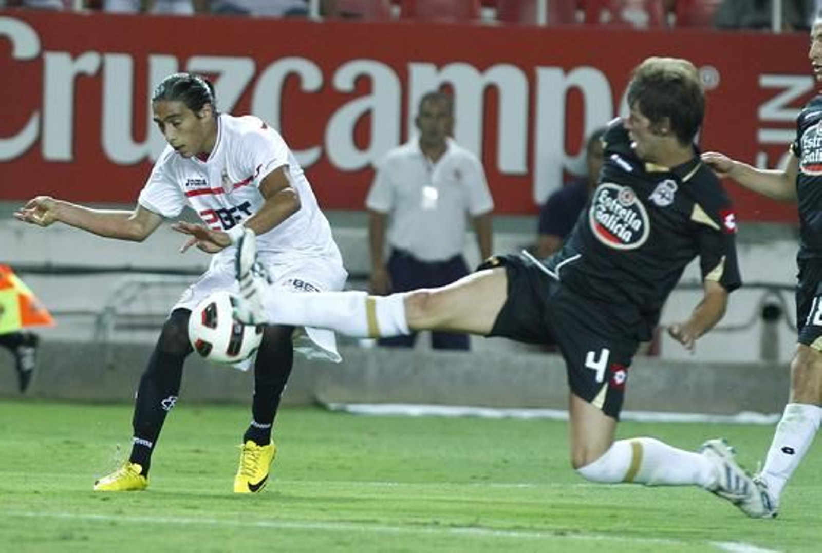 El Sevilla no puede superar al Deportivo de la Couruña en el Sánchez Pizjuán. / Antonio Pizarro
