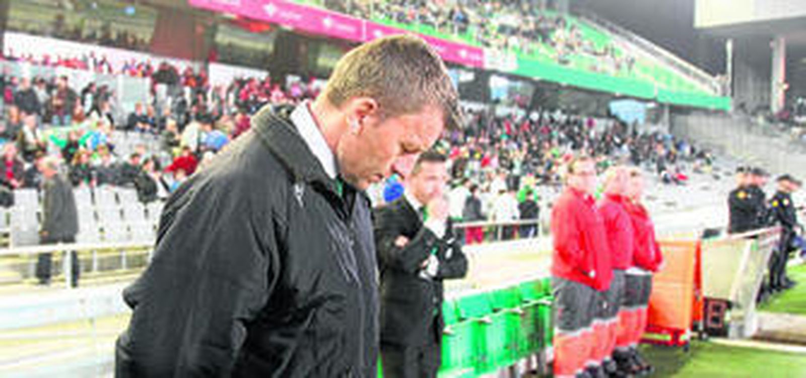 Miroslav Djukic, técnico del Córdoba, cabizbajo y pensativo antes del inicio del partido de ayer ante el Getafe.