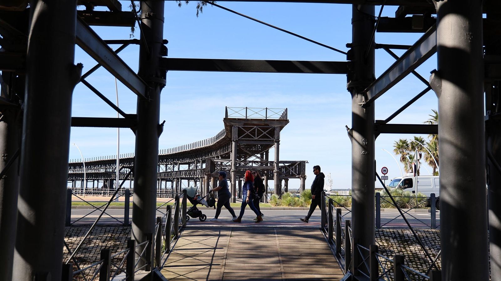 El muelle en la actualidad en la zona cortada para el paso de la carretera industrial.