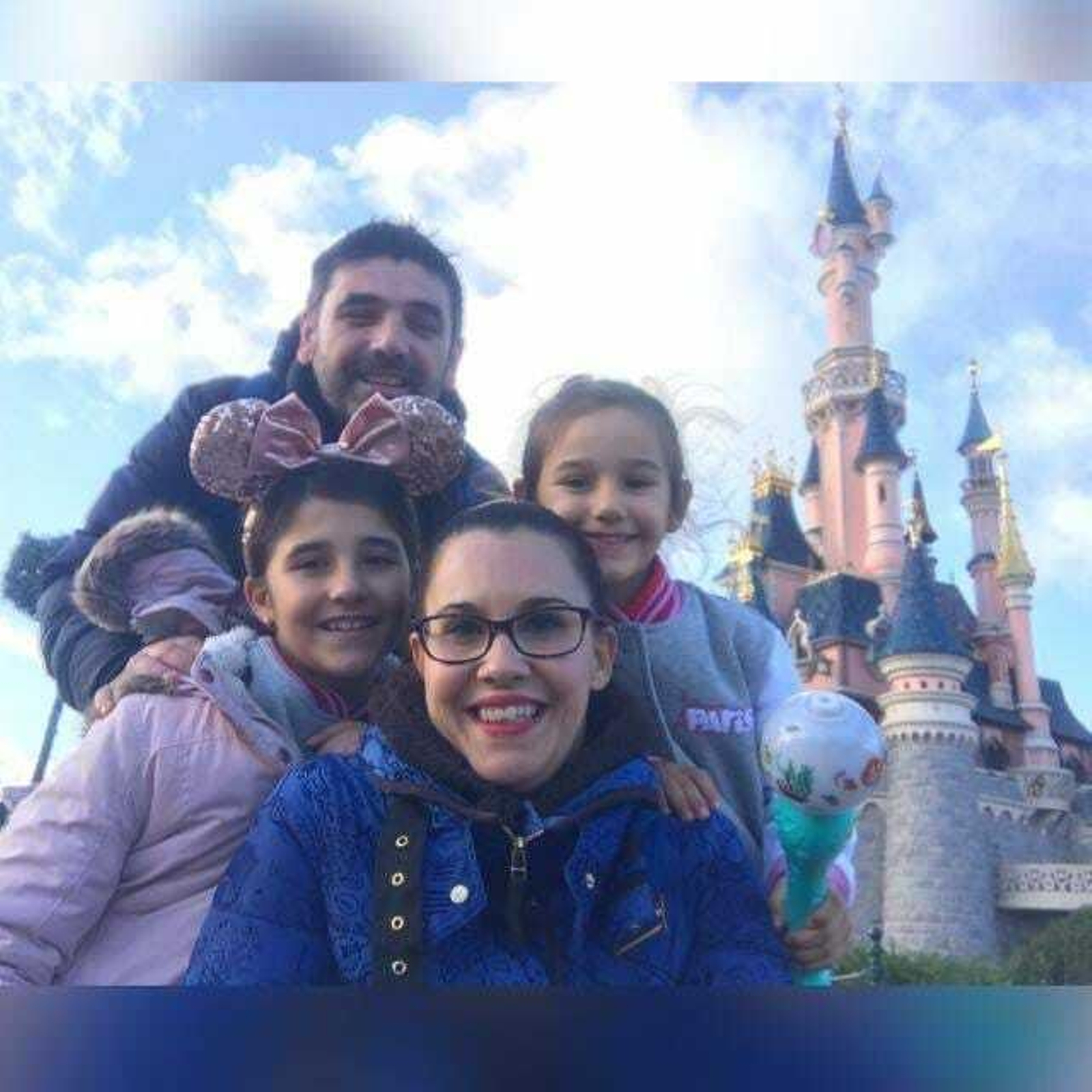 En la imagen José Miguel Choza aparece con su mujer, María José, y sus dos hijas, Claudia y Valeria, durante unas vacaciones en Eurodisney. “Fueron unos días muy bonitos con mis tres niñas”, recuerda. Seguro que a José no le gusta ni Eurodisney.