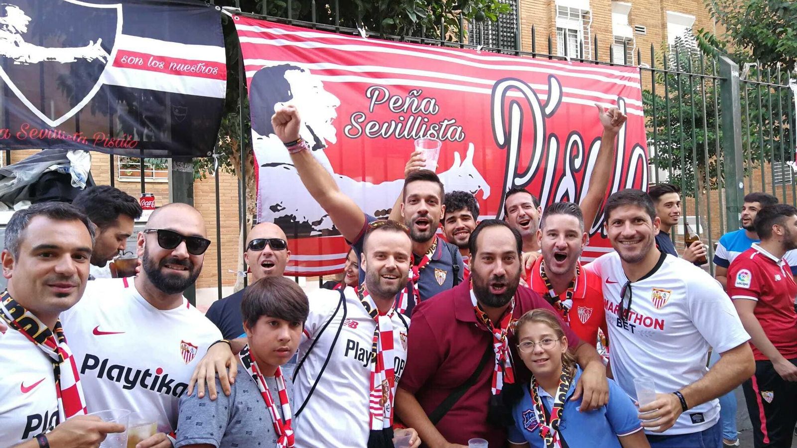 Varios miembros de la Peña Sevillista Pisálo, antes de un partido.