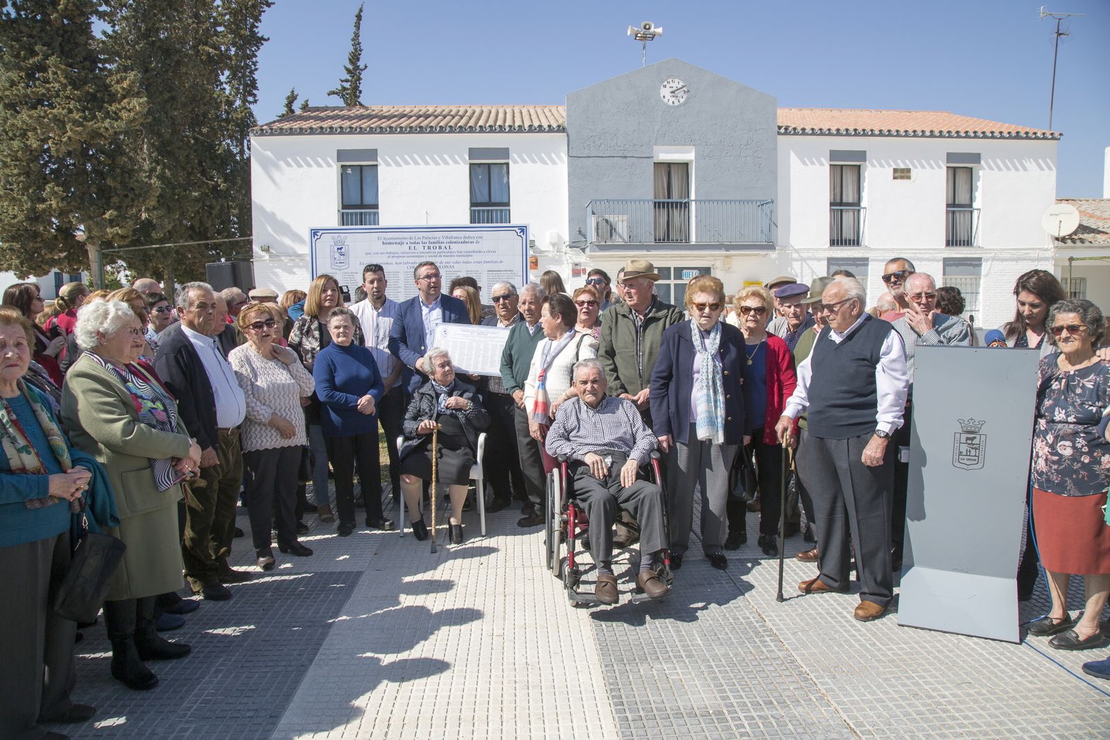 Un momento del acto de homanaje, con las familias de los primeros colonos en El Trobal.