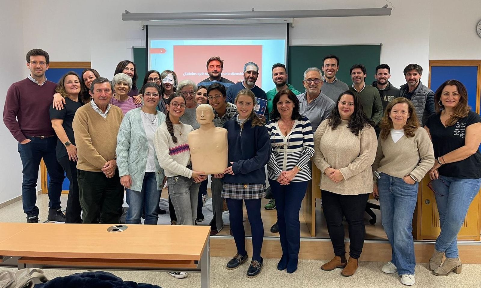 Participantes del curso con docentes junto a la formación teórica y práctica sobre las técnicas de reanimación cardiopulmonar.