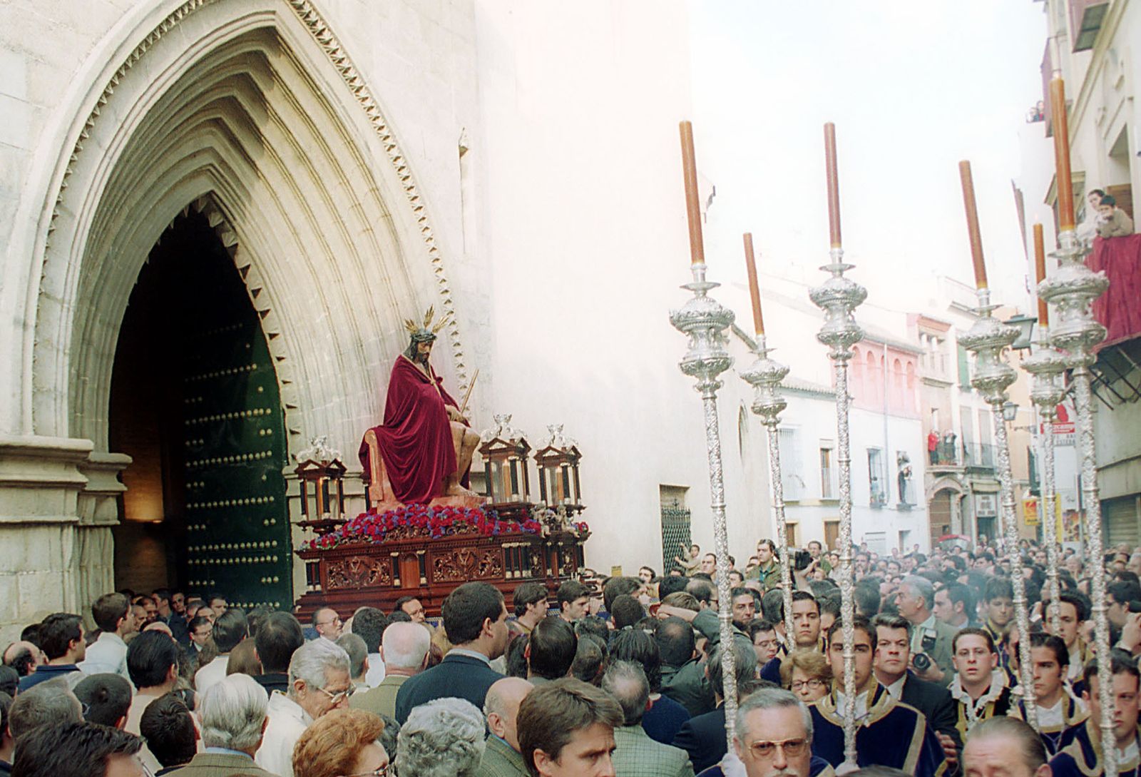 El Señor de la Salud y Buen Viaje saliendo de la iglesia de San Esteban.