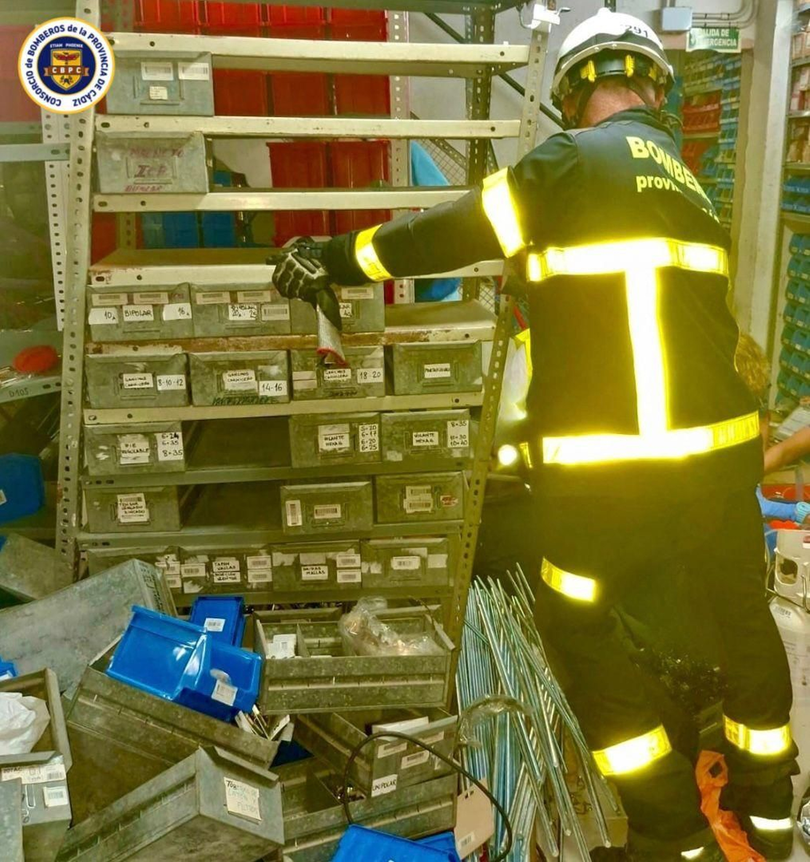 Un bombero interviene en el lugar del accidente laboral que se ha cobrado la vida de una persona en San Fernando Un bombero interviene en el lugar del accidente laboral que se ha cobrado la vida de una persona en San Fernando
