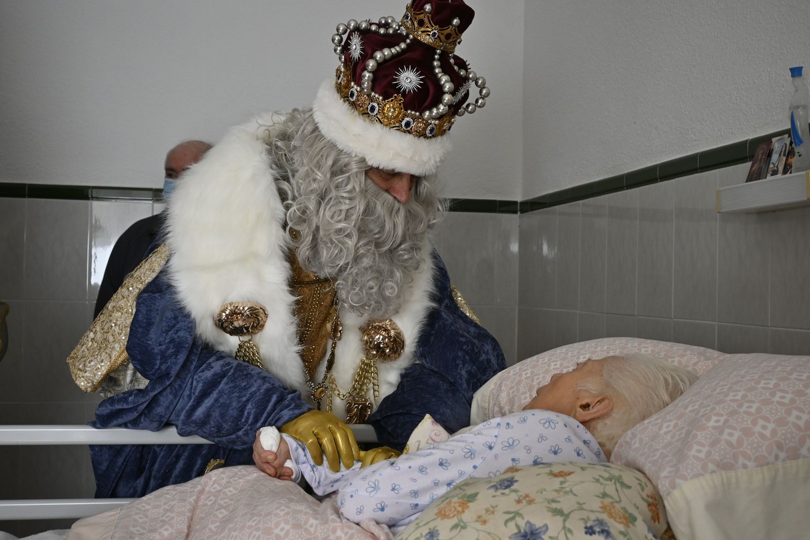 Visita de los Reyes Magos a los ancianos de los asilos de Huelva, en imágenes