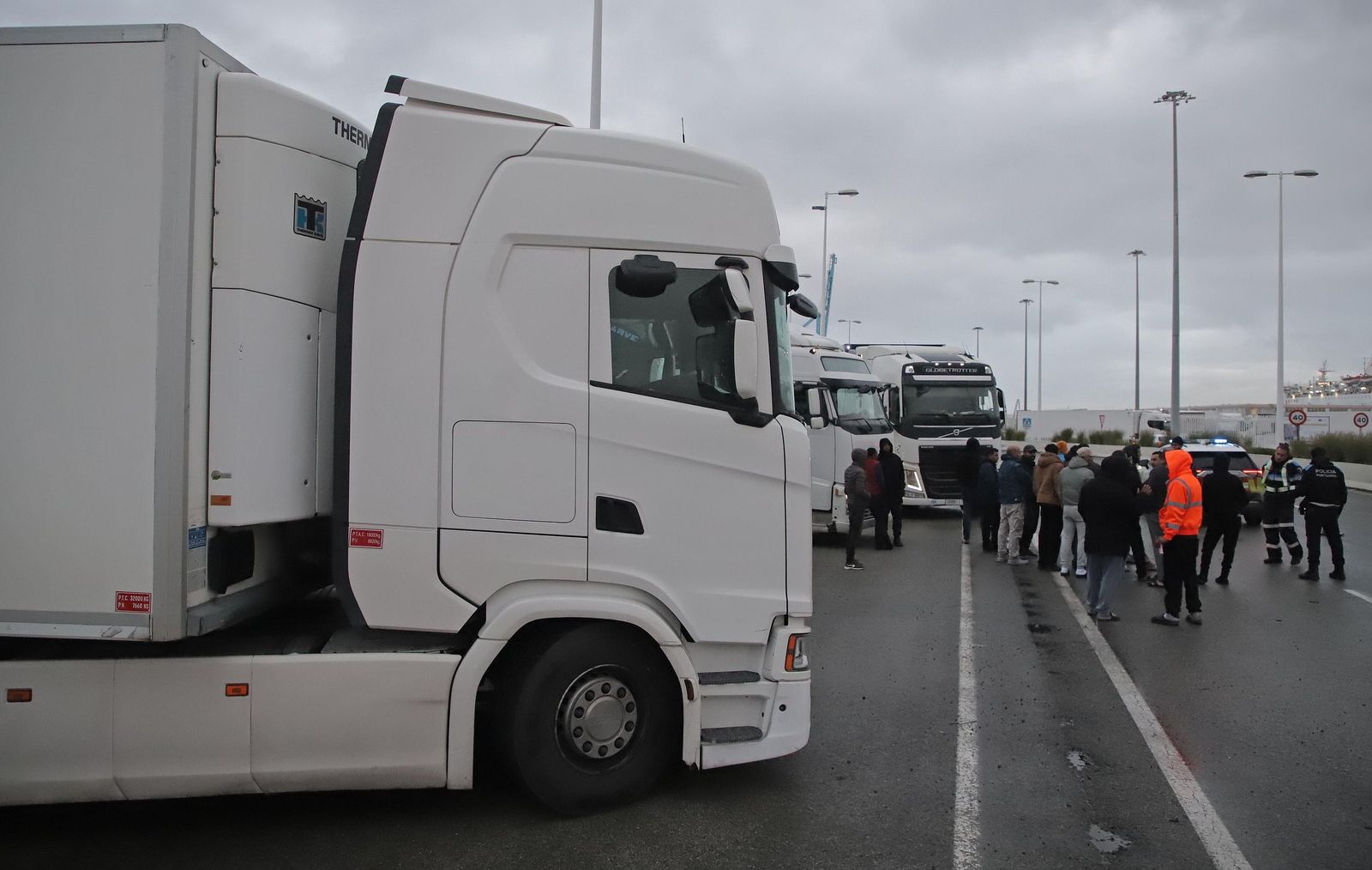 Fotos del cierre del acceso para camiones en el Puerto de Algeciras