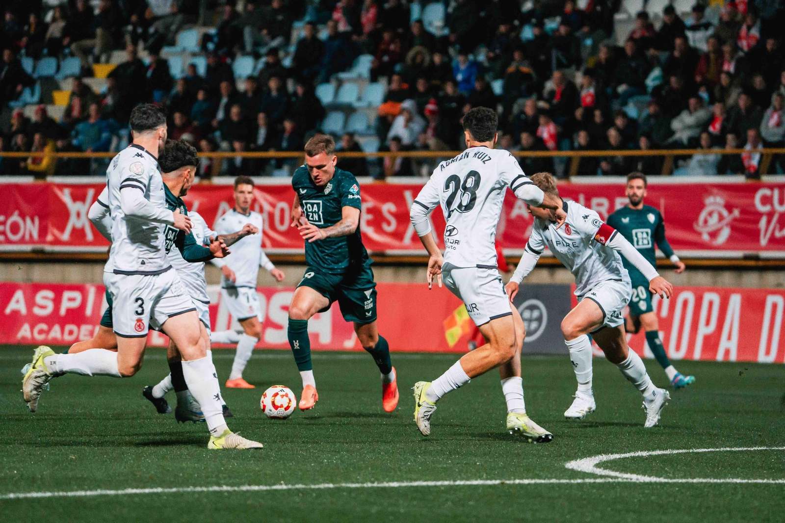 Marezi conduce el balón ante la presión rival durante el encuentro que enfrentó a ambos equipos la pasada temporada en Copa del Rey.