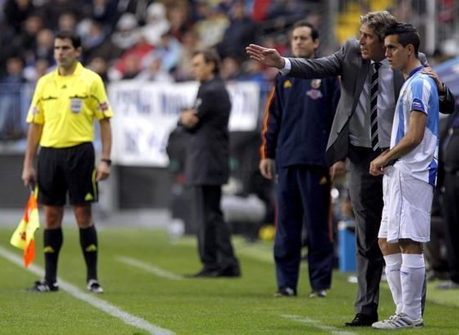 El Málaga recobra el pulso después de golear en casa 4-1 al Racing de Santander. / EFE