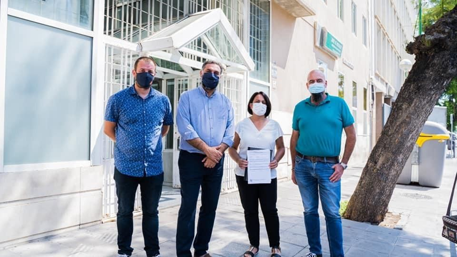 Los responsables municipales acompañados por el vicesecretario del PSOE-A, Javier Fernandez, ante la Delegación Territorial de Salud antes de presentar el escrito.