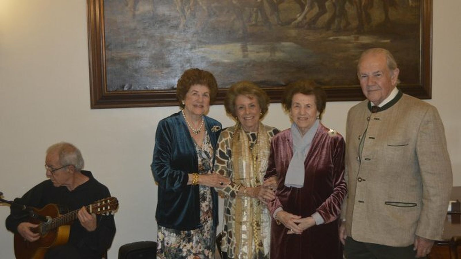 Anamaría Bohórquez Mora-Figueroa, con sus hermanos Victoria y José Bohórquez y Pilar Crespí de Valdaura.