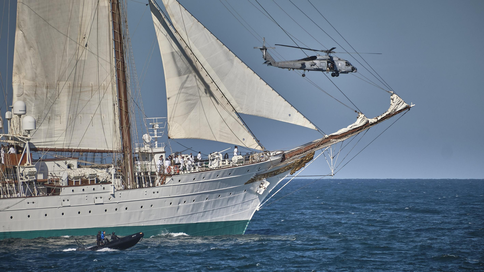 Parada naval y aérea en homenaje a Elcano en aguas de Sanlúcar. Parada naval y aérea en homenaje a Elcano en aguas de Sanlúcar.