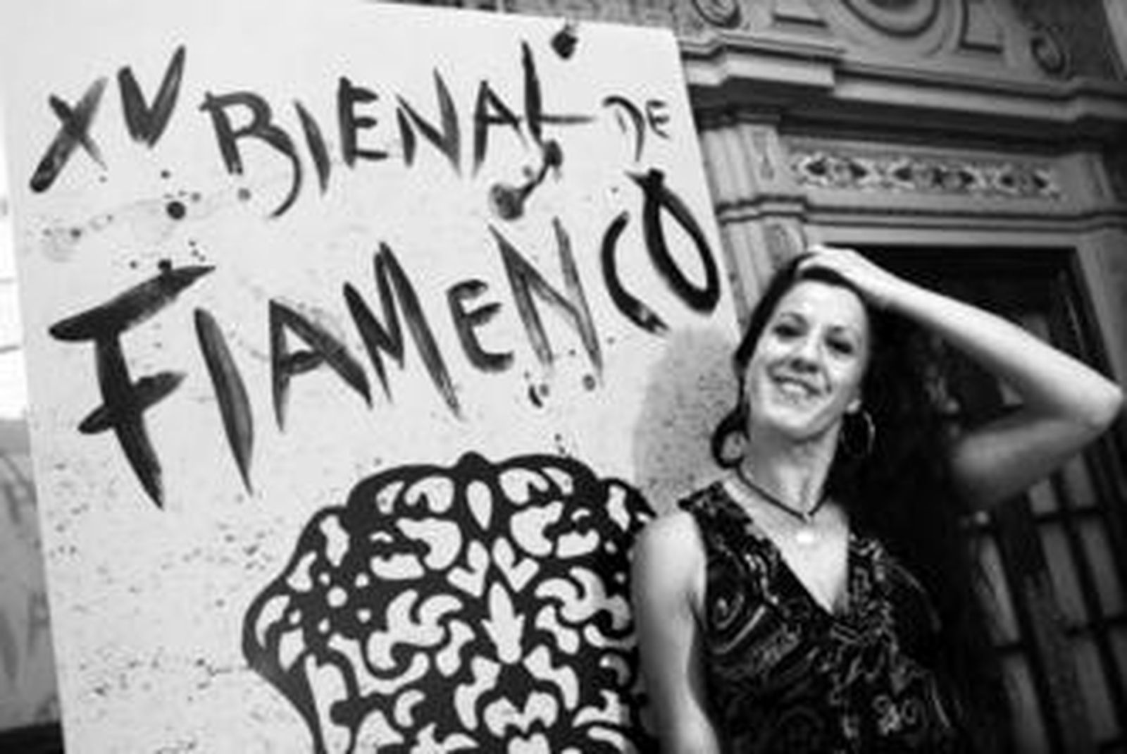 La coreógrafa sevillana posa en el hotel Alfonso XIII ante el cartel de la Bienal.