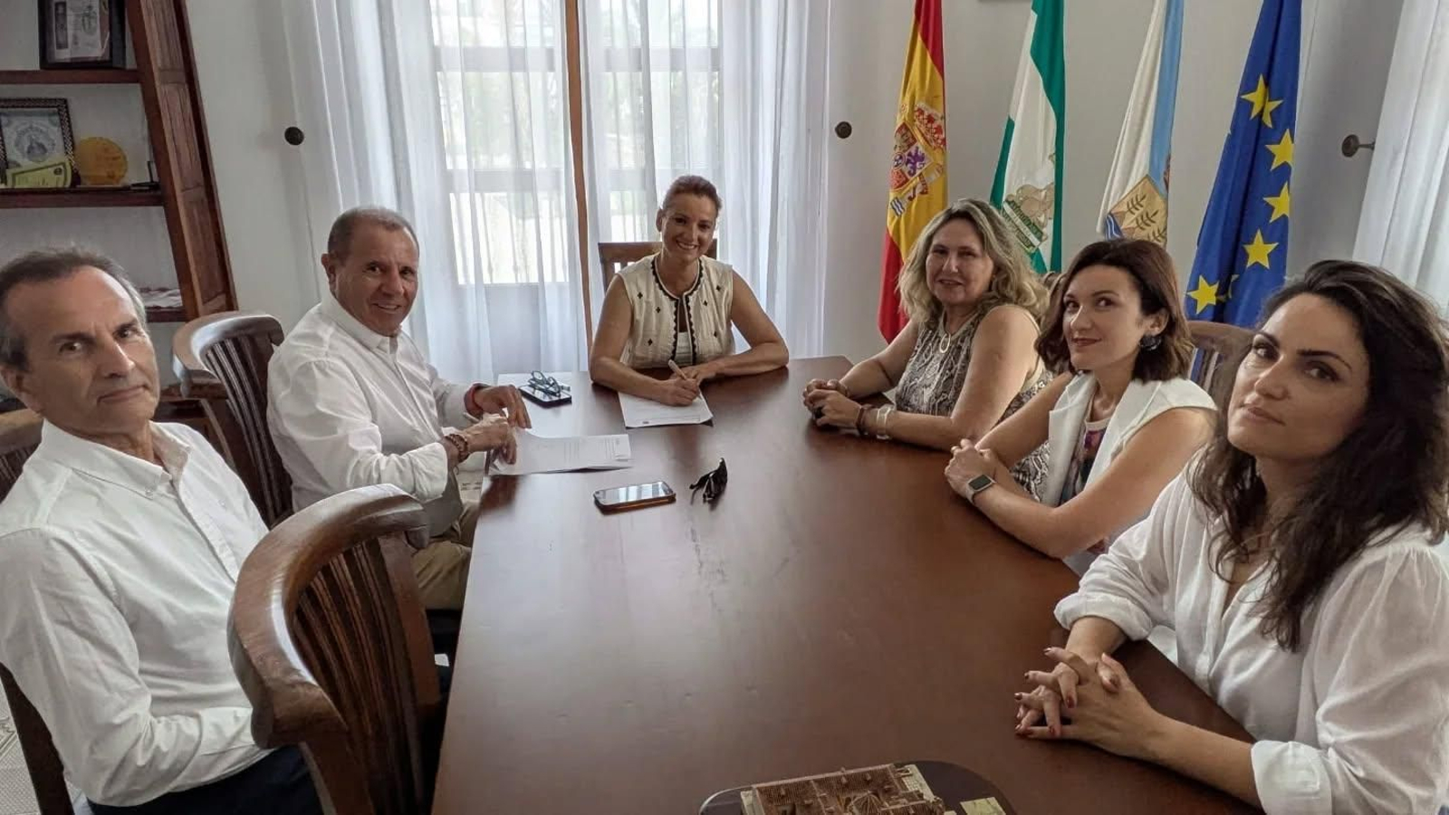 El convenio ha sido suscrito por la alcaldesa de Albox y el Presidente de la Cámara de Comercio de Almería
