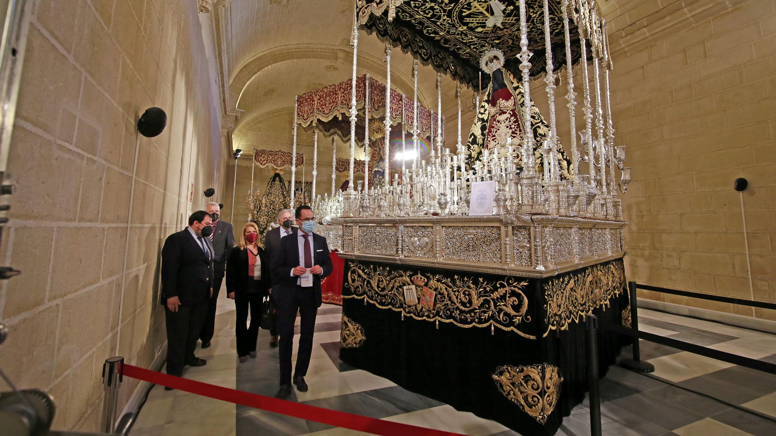 Imágenes de la magna exposición de las cofradías en Los Claustros