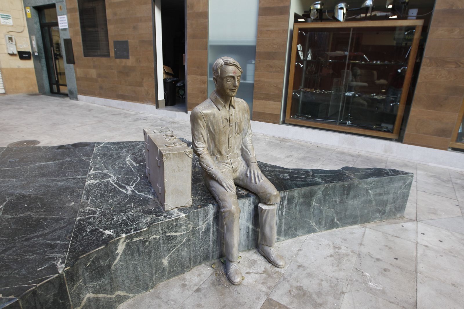 Dejan 'cojo' al emigrante de la maleta