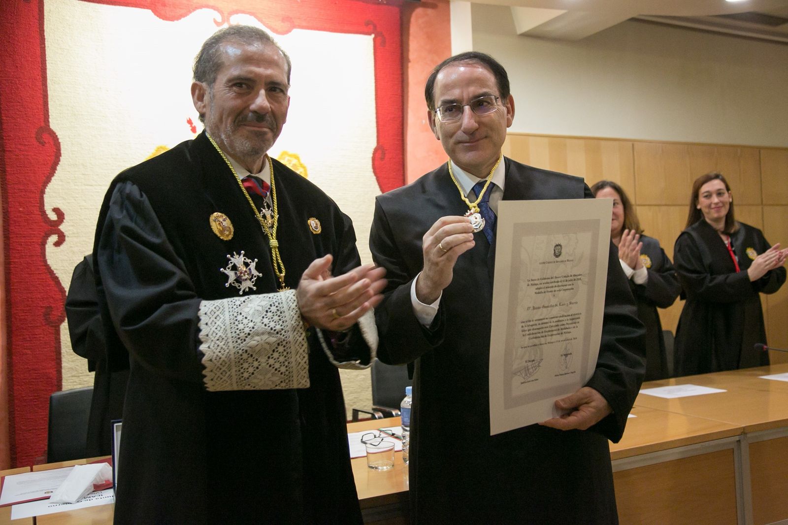 González de Lara recibe la Medalla de Honor del Colegio de Abogados.