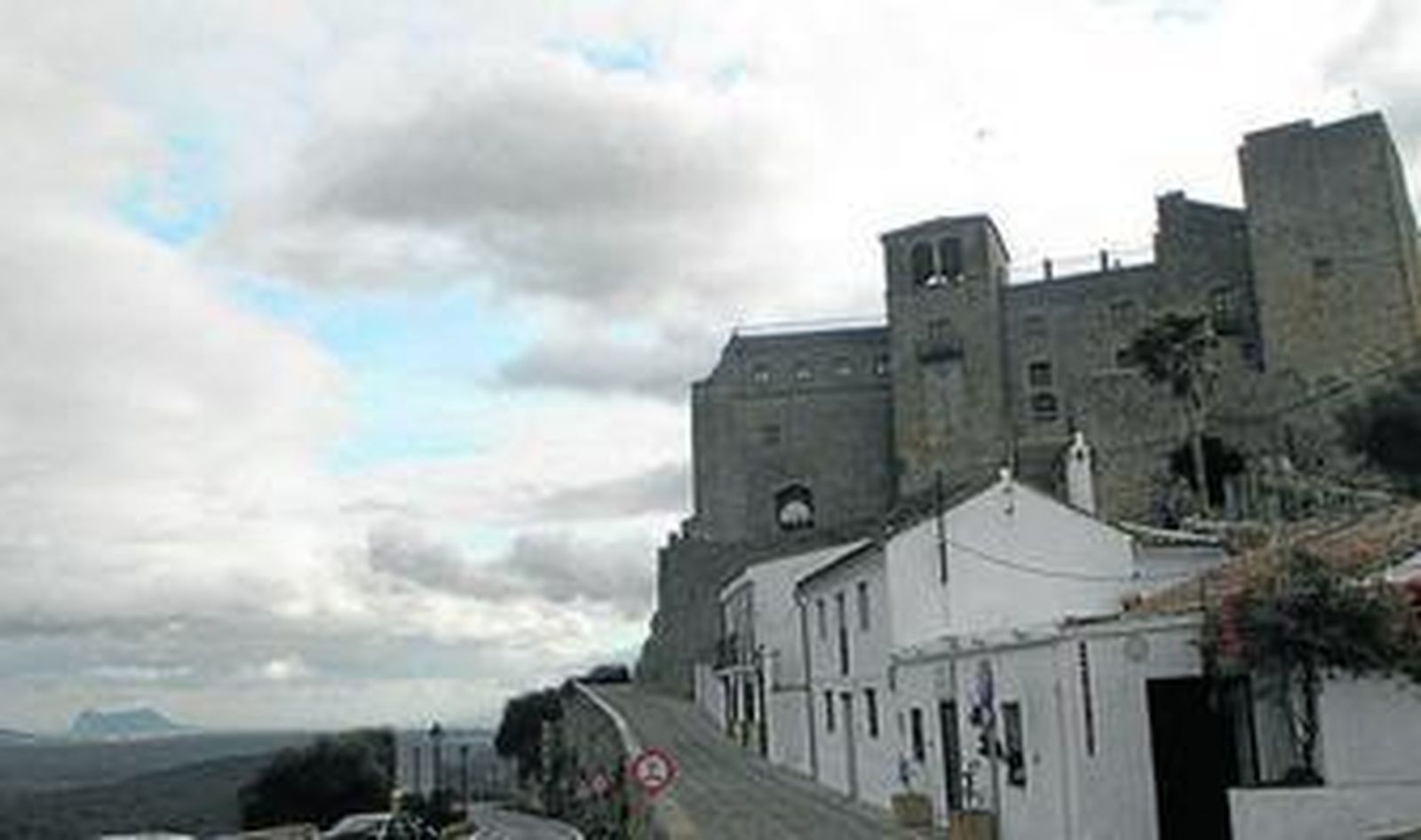 Imagen del castillo de Castellar, con  el Peñón, al fondo.