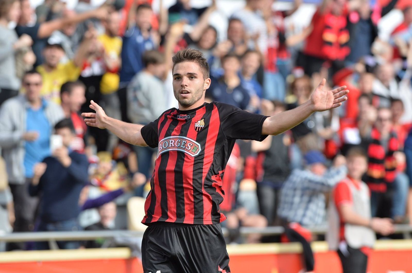 Fran Carbia abre los brazos mientras celebra un gol con su equipo, el Reus.