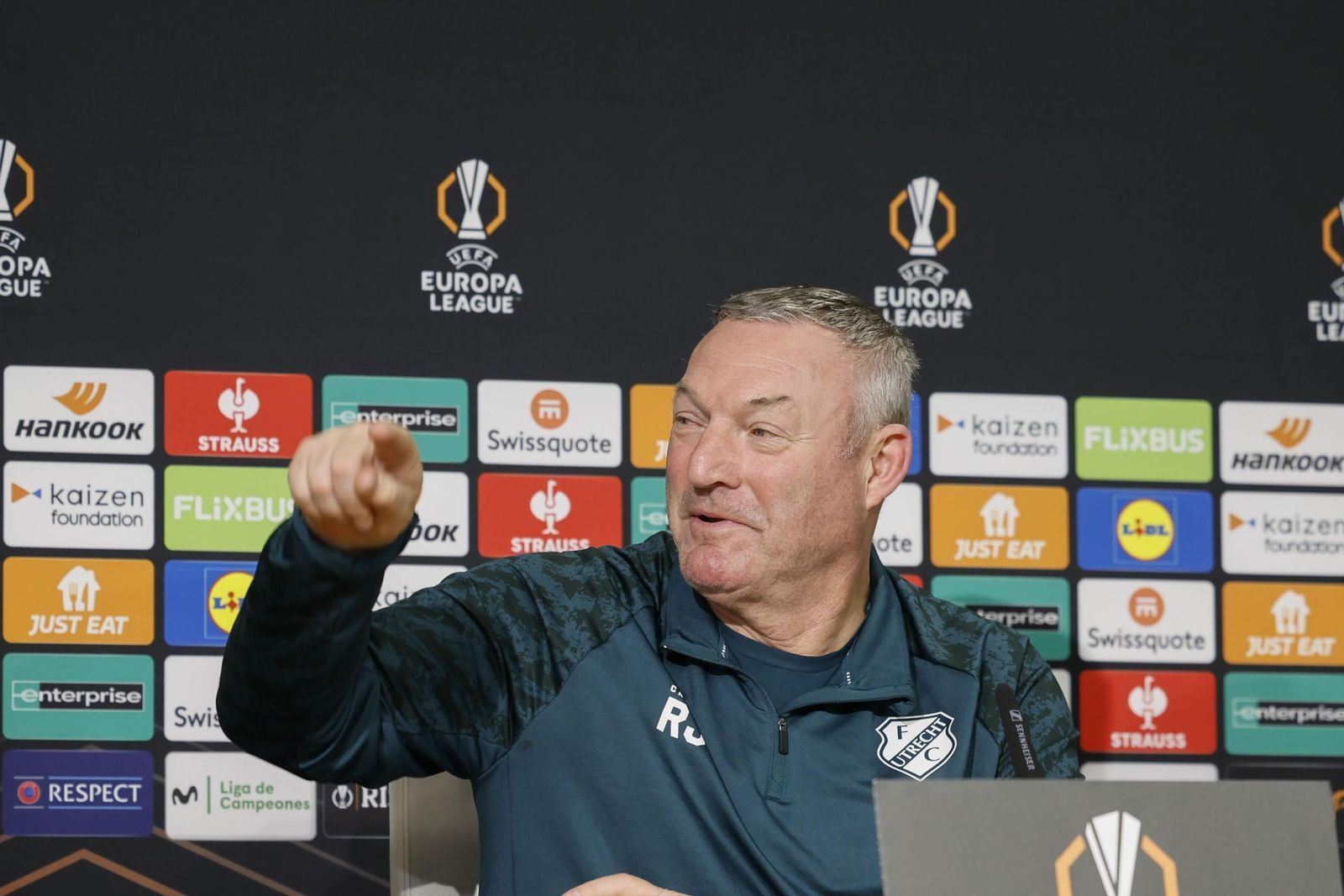 Ron Jans, entrenador del Utrecht, en la rueda de prensa ofrecida en La Cartuja.