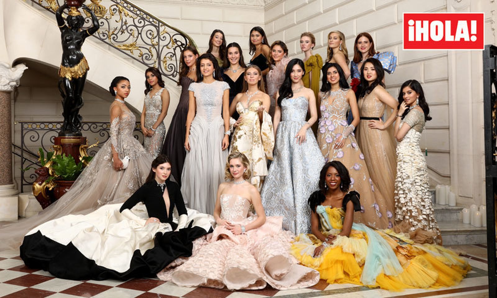 Foto de familia de la veintena de jóvenes que asistieron a la célebre puesta de largo.