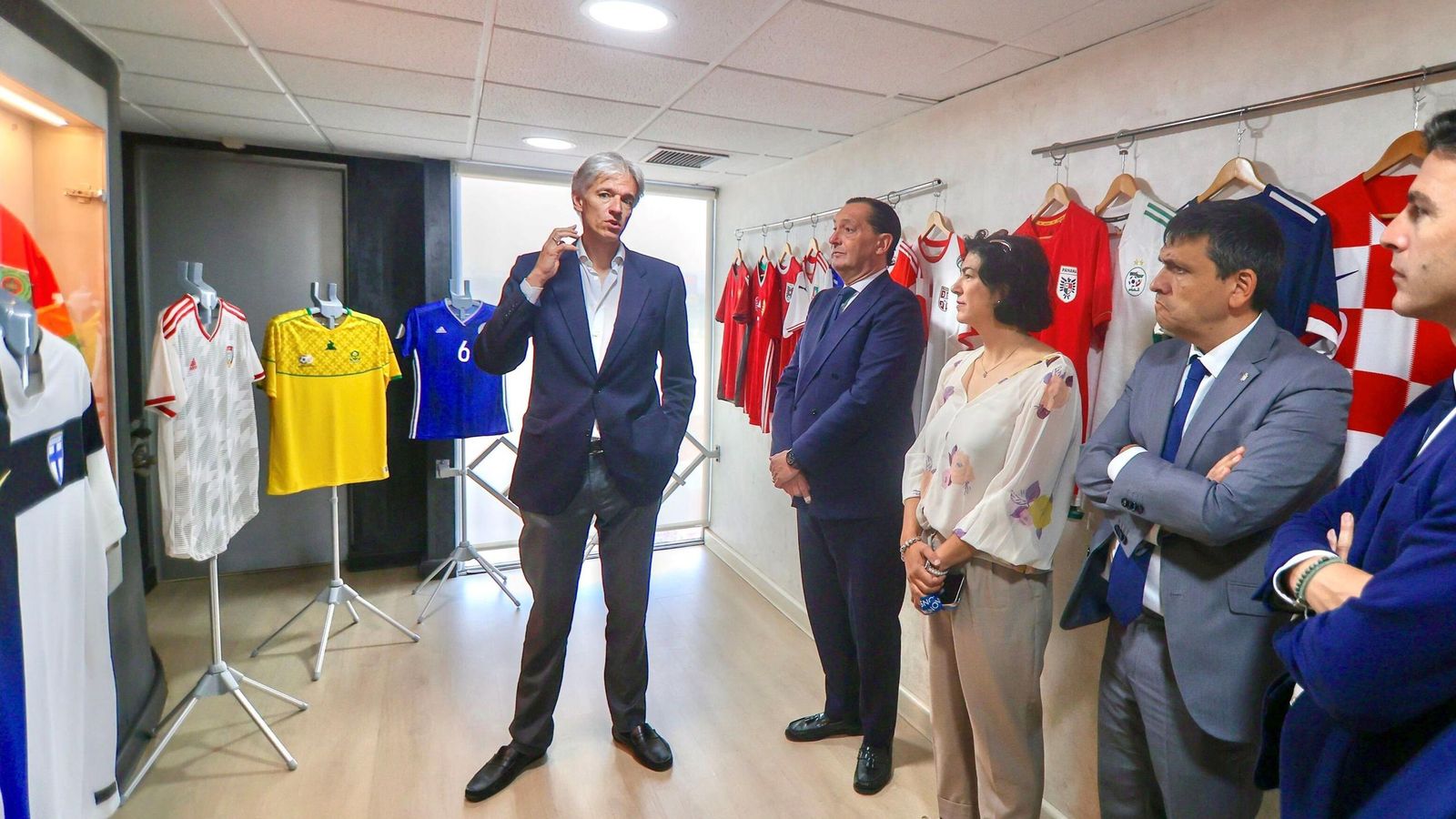 Amado con algunos representantes en la exposición