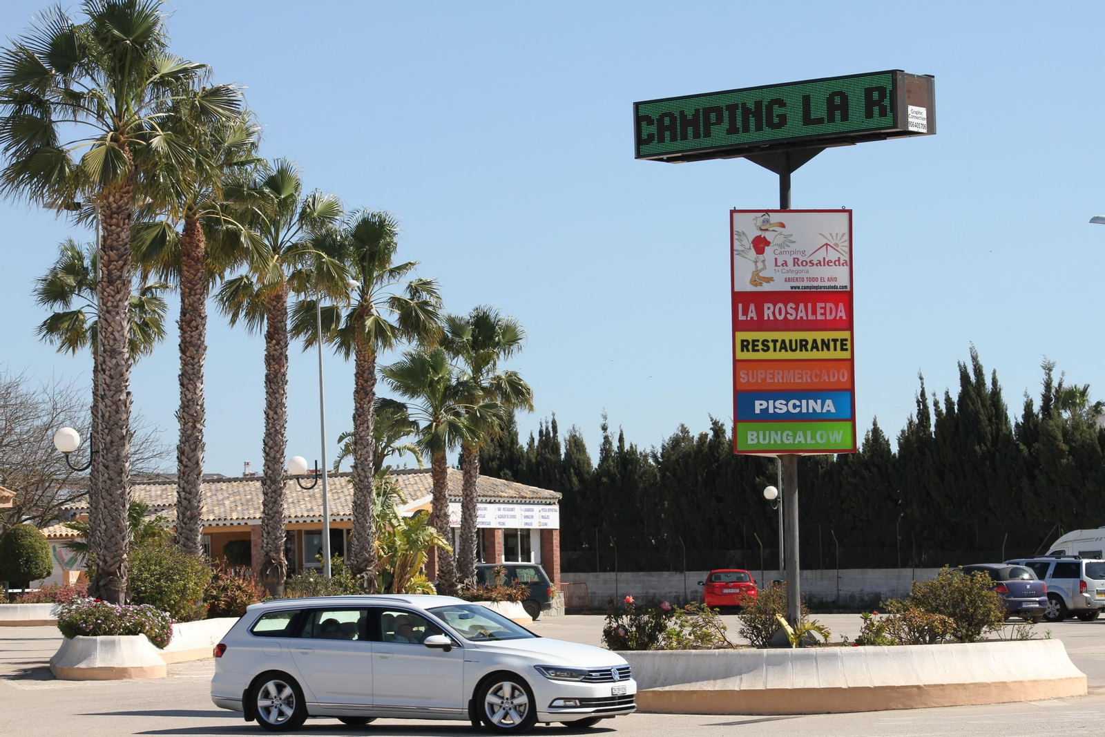 Acceso al camping La Rosaleda, en el término municipal de Conil.
