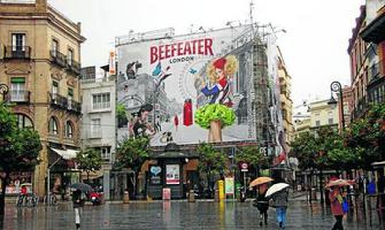 La lluvia de ayer le daba más realismo al retrato publicitario de la plaza del Salvador.