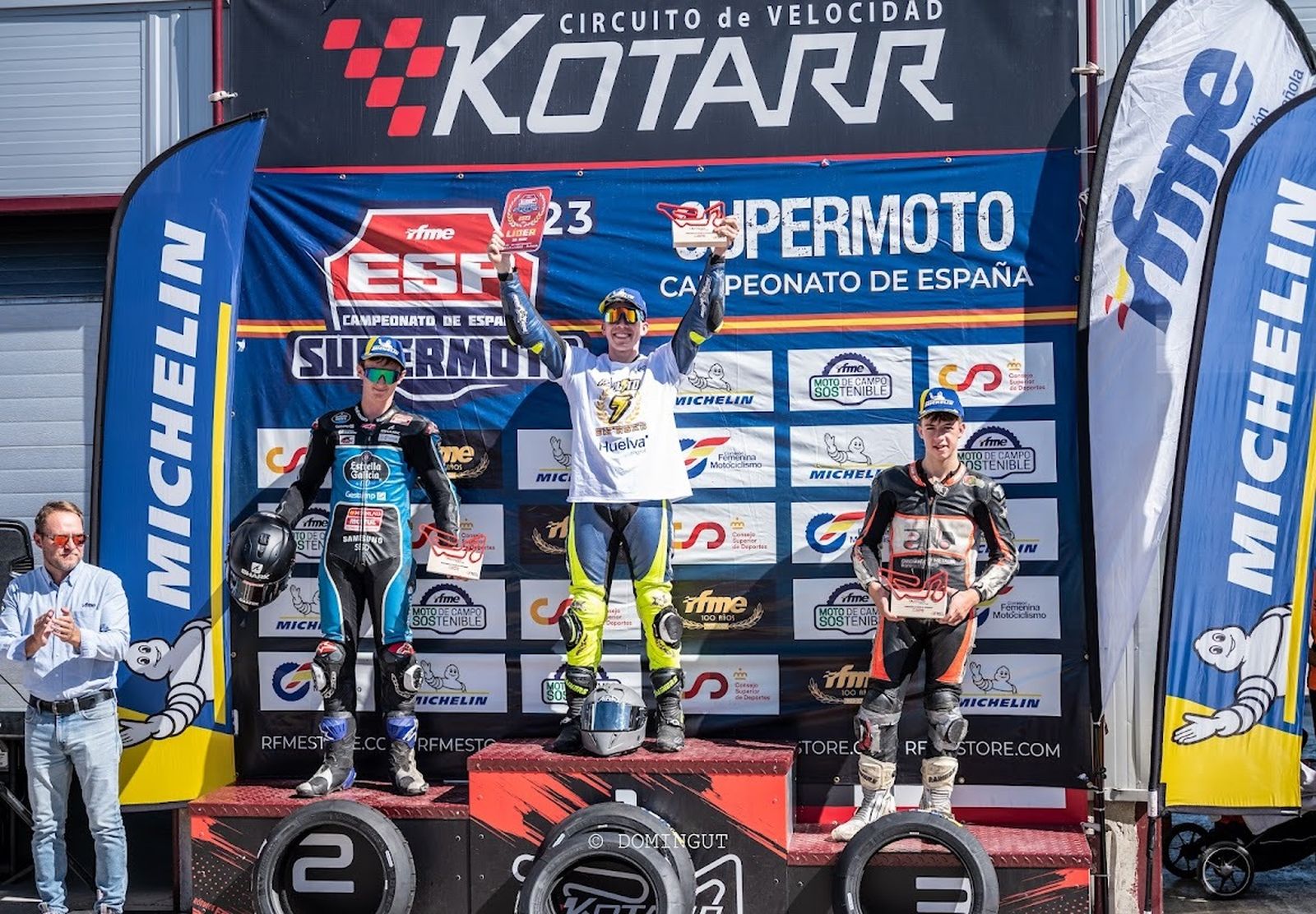Paquito Gómez, en el pódium, tras proclamarse campeón.