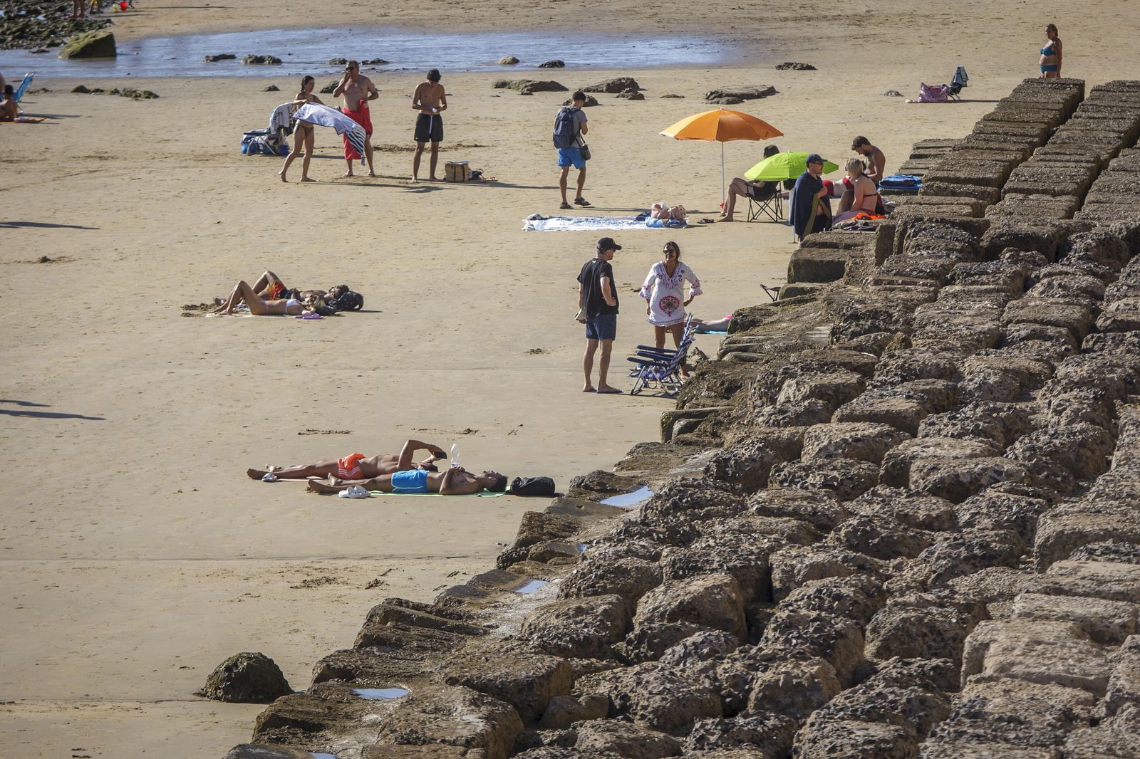 Una tarde de playa junto a los bloques prohibidos de la playa de Santa María del Mar de Cádiz