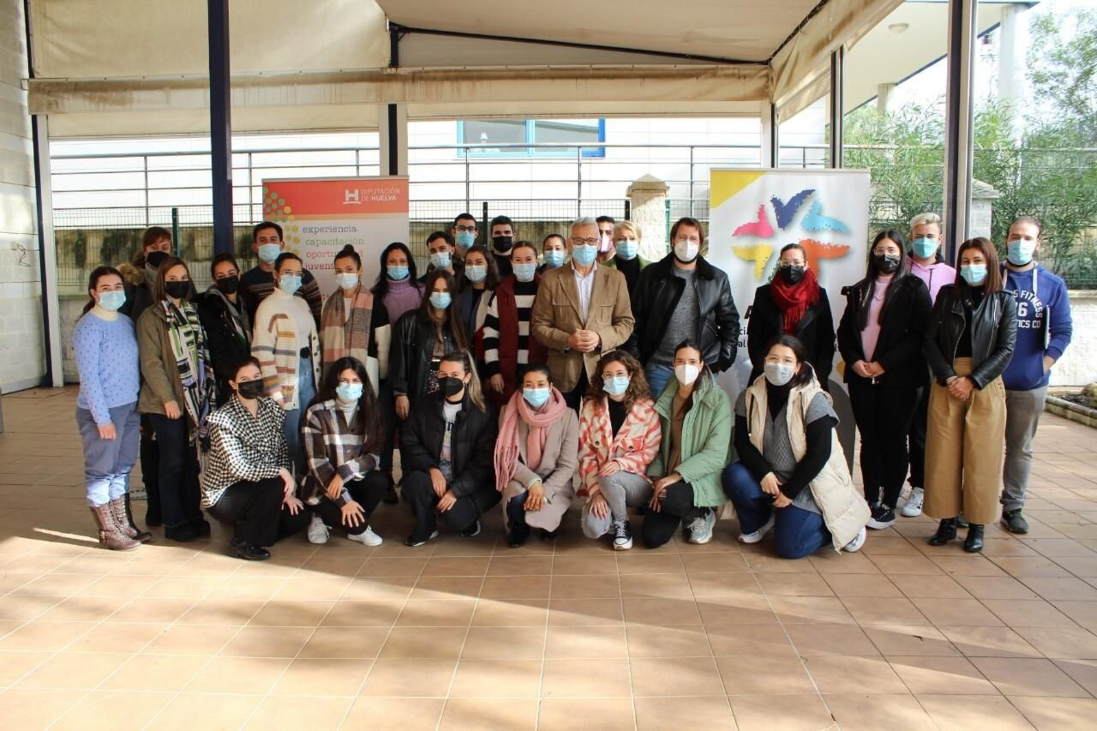 Foto de familia de algunos de los beneficiarios de las becas.
