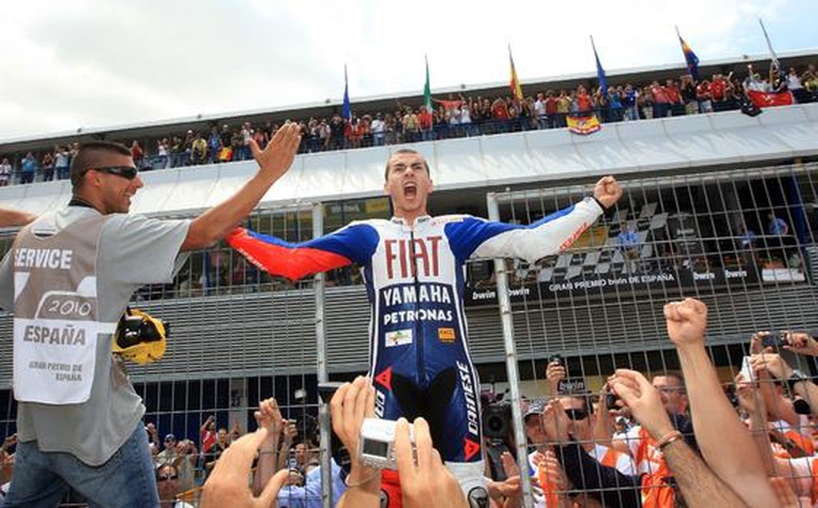 Jorge Lorenzo se impone a Pedrosa en una memorable última vuelta y se hace con su primera victoria en Jerez en la categoría de MotoGP. 

Foto: Juan Carlos Toro y Manuel Aranda