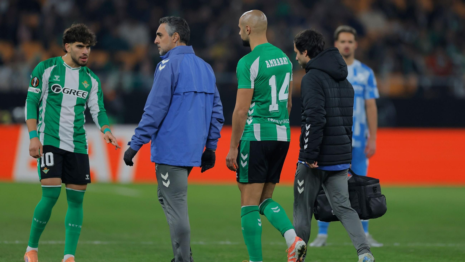 Amrabat camina hacia los vestuarios lesionado.