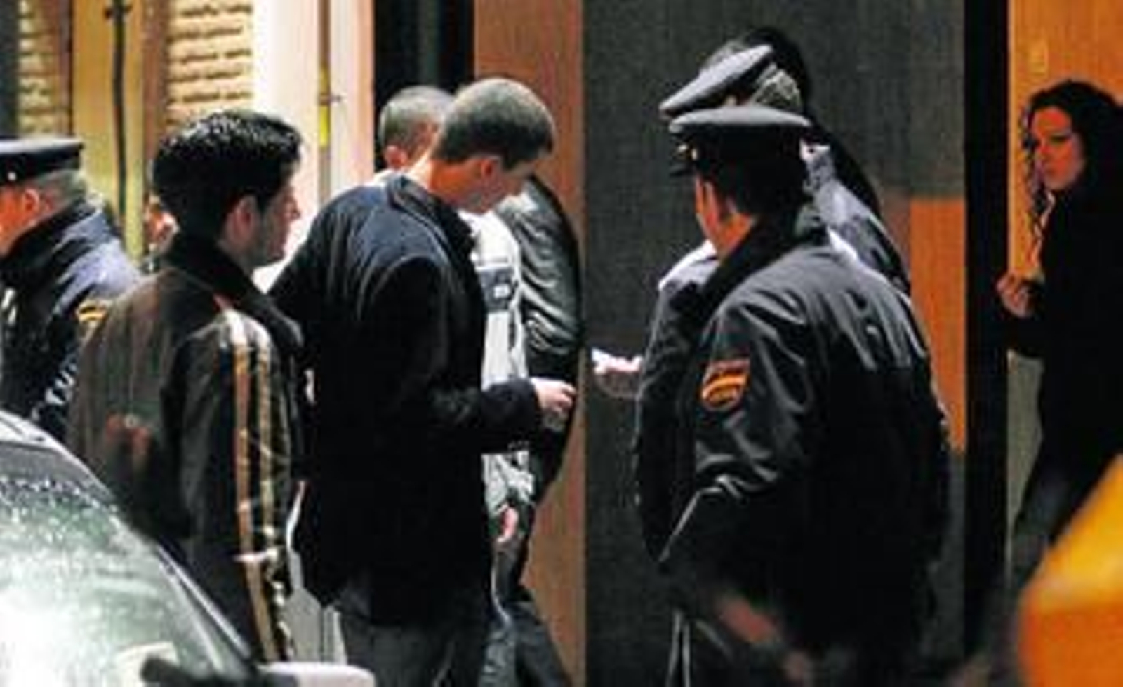 Unos policías identifican a unos jóvenes en una zona de movida.