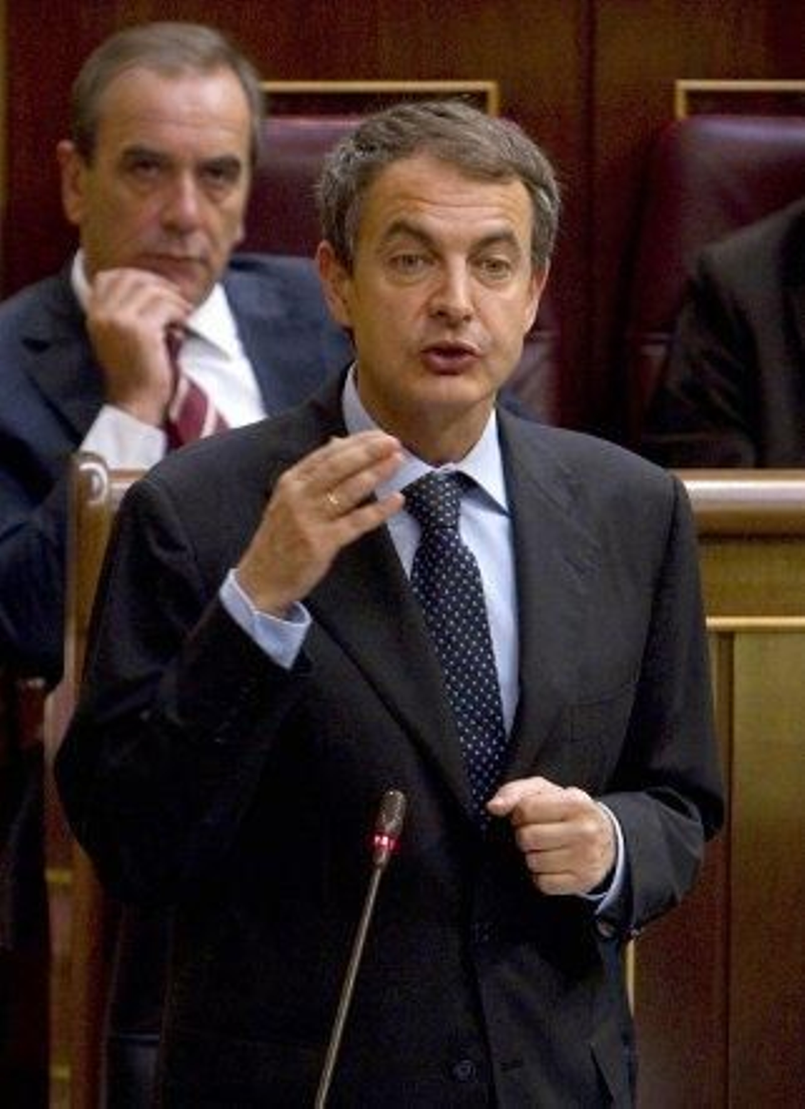 El Ejecutivo culpa a Aznar de la nueva subida de la luz