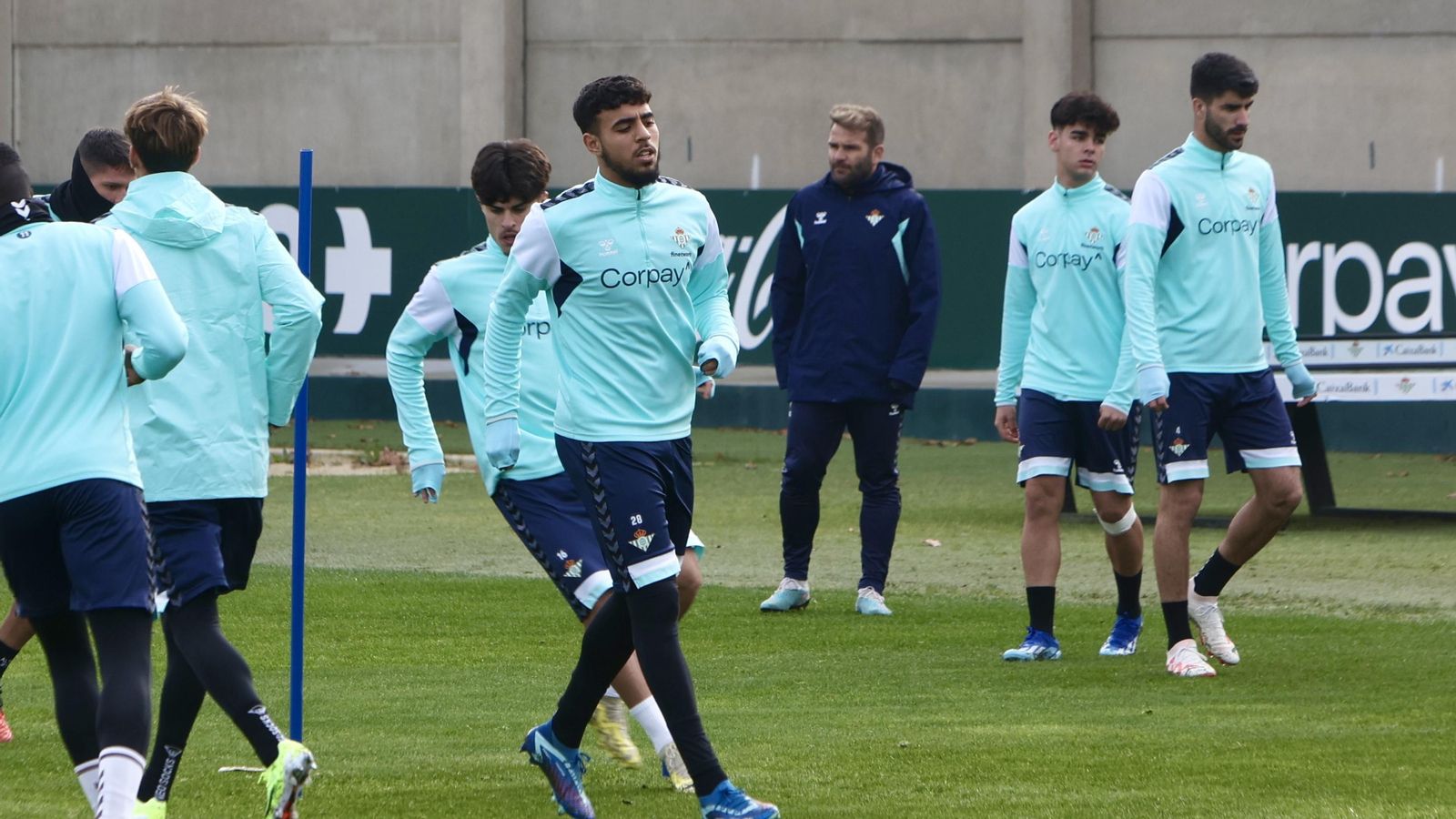 Chadi Riad se entrena con el grupo en la sesión de este jueves.