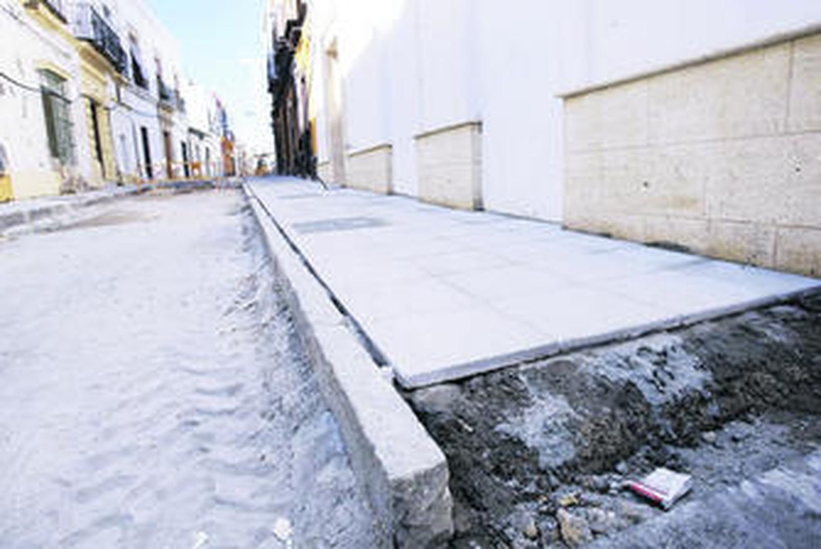 Imagen de una de las nuevas aceras de la céntrica calle Santa Clara.