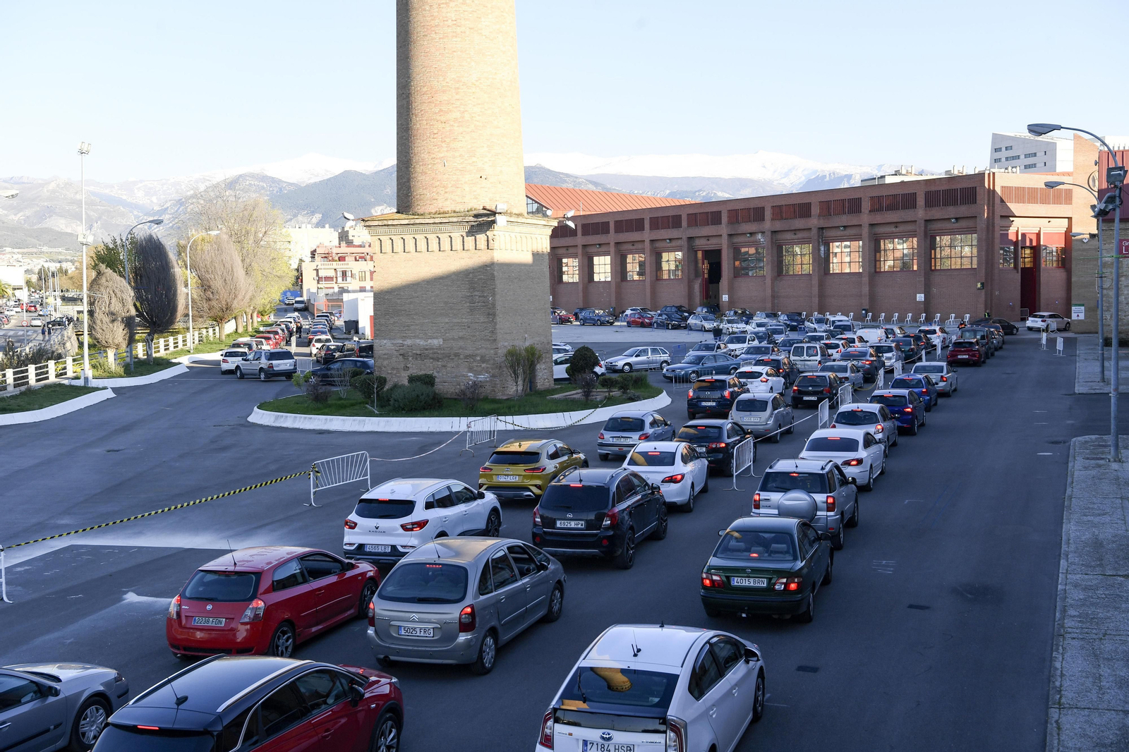 Colas para entrar en el vacunódromo de Fermasa en Armilla