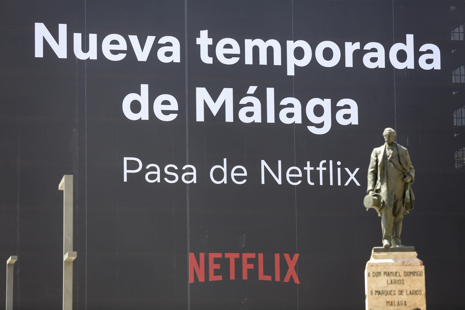 Las fotos de La Equitativa de Málaga, 'vestida' con Netflix