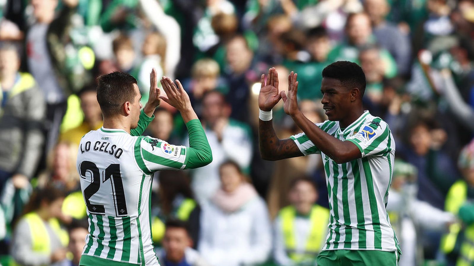 Júnior celebra con Lo Celso el gol del triunfo bético.