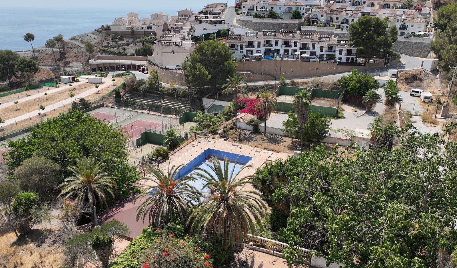 A la venta un club deportivo en la Costa que incluye pistas de tenis y pádel, piscina o zona de restauración