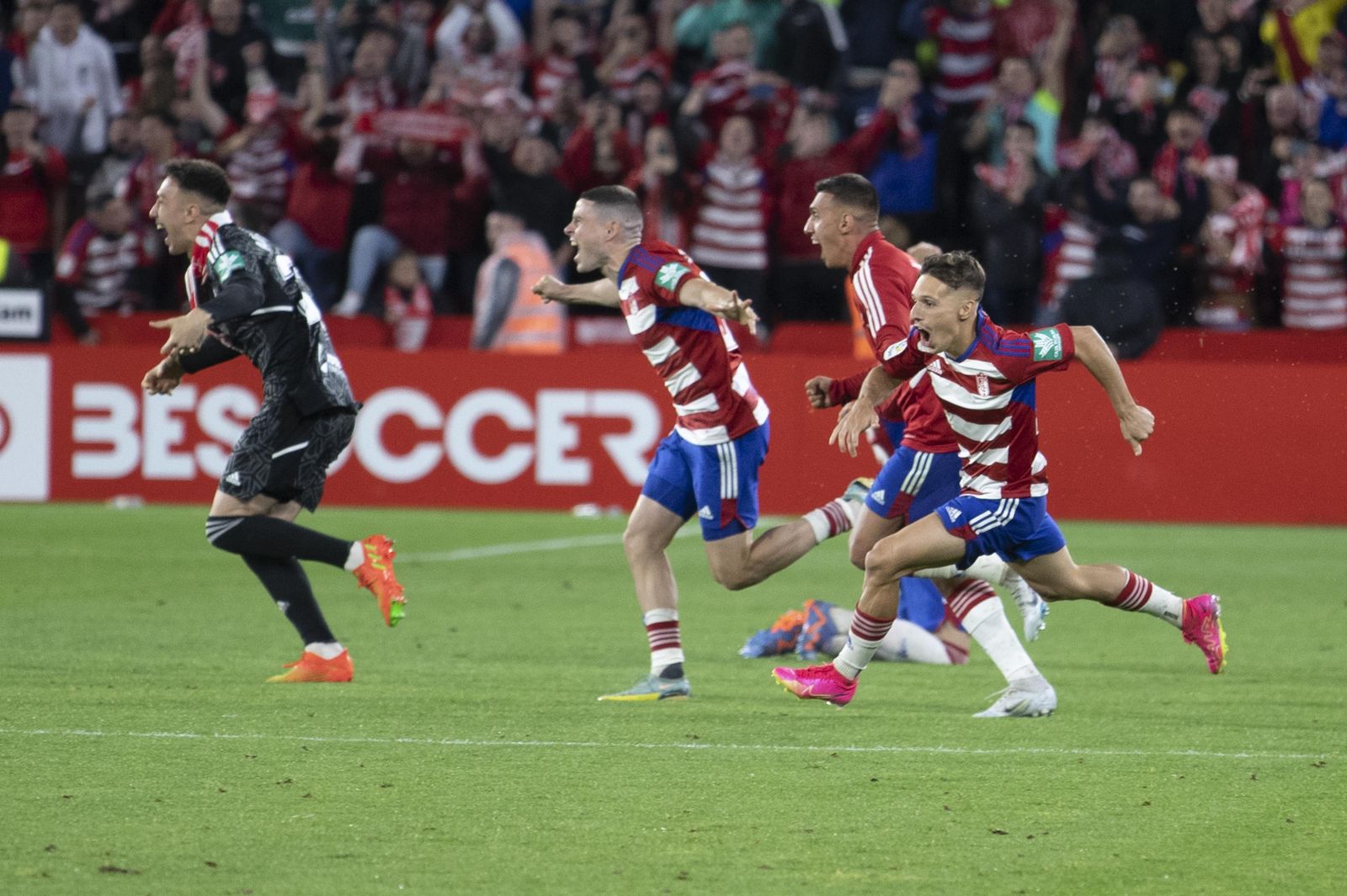 Varios jugadores rojiblancos corren tras el pitido final de Cordero Vega.