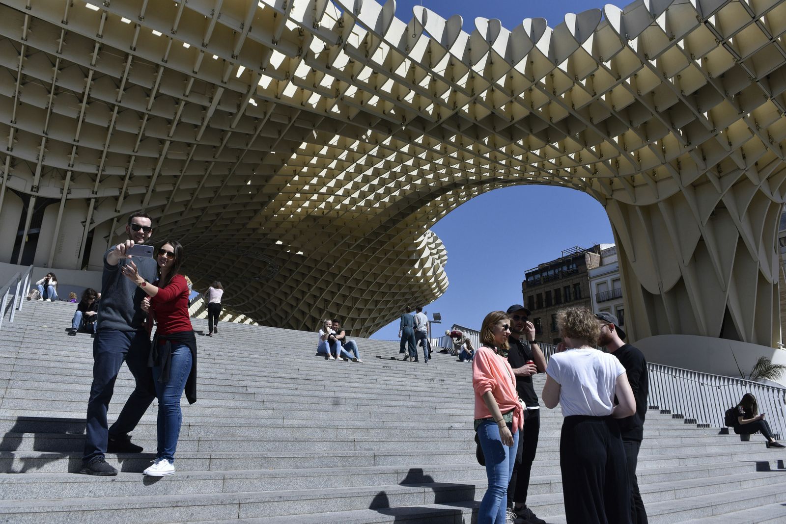 Turistas en una de las escaleras de las 'setas'.